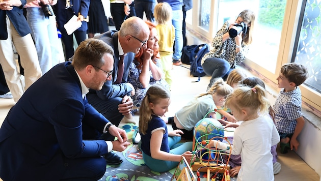LH Anton Mattle und Stv. Philip Wohlgemuth (vorne) besuchten das Haus der Generationen in ...