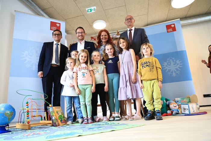 BM Wegscheider, LHStv. Wohlgemuth, LR Hagele, LH Mattle im neuen Haus der Generationen in ...