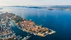 Panoramablick auf die Halbinsel Zadar und die umliegenden Inseln.
