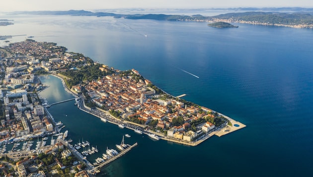 Panoramablick auf die Halbinsel Zadar und die umliegenden Inseln.