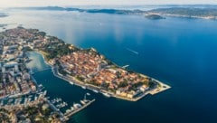 Panoramablick auf die Halbinsel Zadar und die umliegenden Inseln.