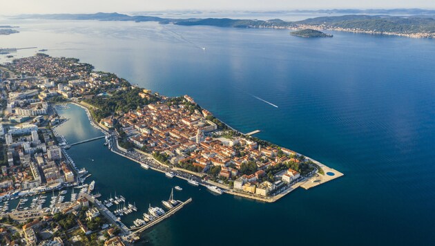Panoramablick auf die Halbinsel Zadar und die umliegenden Inseln.