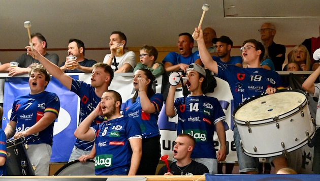 Die Fans feuerten die Ferlacher in der eigenen Halle lautstark an, hoffen aufs nächste Heimspiel ...