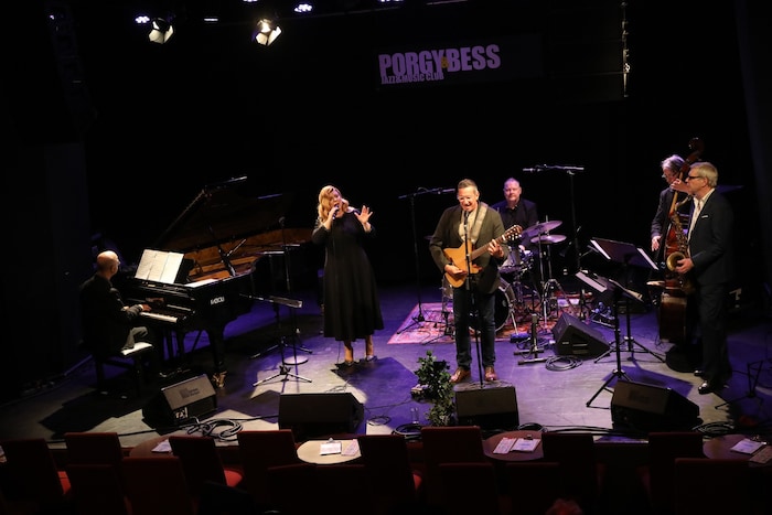 Paul Urbanek (Klavier), Simone Kopmajer (Gesang), Viktor Gernot (Gesang und Gitarre), Reinhardt ...