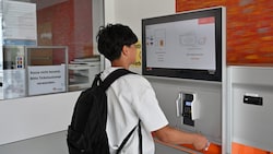 An dieser Schwimmbadkasse verkauft nur noch ein Automat die Tickets – allerdings nur jene für ...