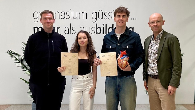 Lehrer René Zinkl, Emma Mittl, Jonas Krutzler und Direktor Robert Antoni.
