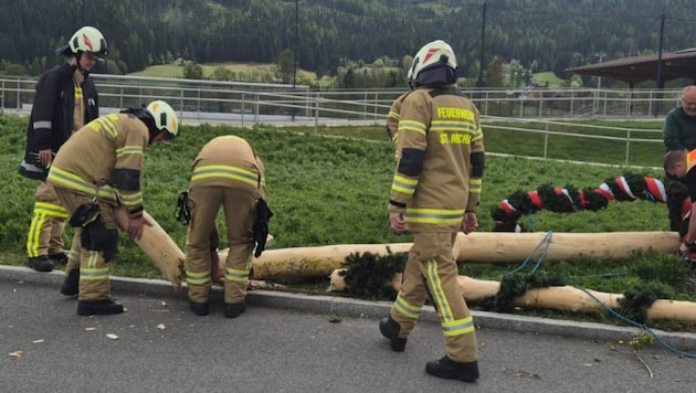 Die Floriani mussten den Baum fachgerecht umsägen ...