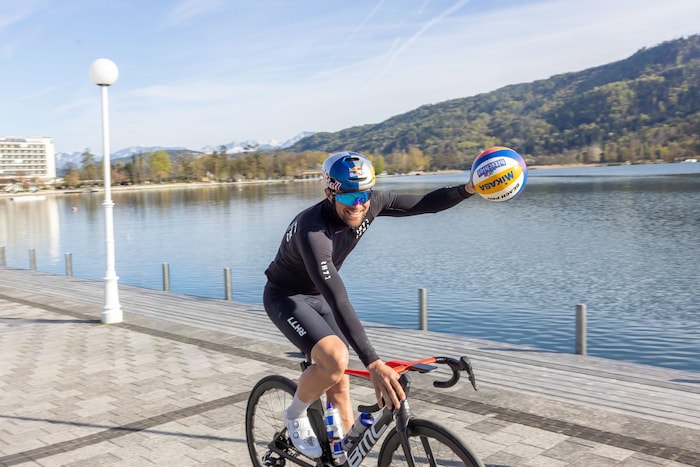 Snowboard- Olympiasieger Benjamin Karl radelte den offiziellen Matchball an den Wörthersee.