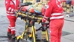 Eine Frau wurde von dem Baum schwer verletzt – sie erlitt einen Beinbruch.
