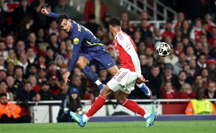 Marc Pubill im Zweikampf mit Arsenals Gabriel.