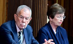 Bundespräsident Alexander Van der Bellen und seine Ehefrau Doris Schmidauer beim Gedenken an die ...