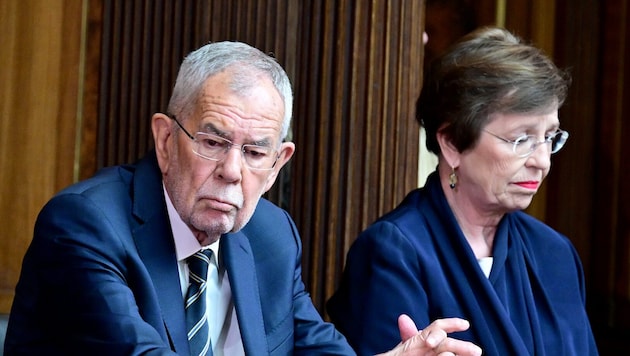 Bundespräsident Alexander Van der Bellen und seine Ehefrau Doris Schmidauer beim Gedenken an die ...