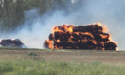 Strohballen standen in Flammen.