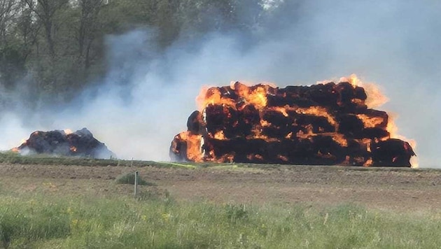 Strohballen standen in Flammen.