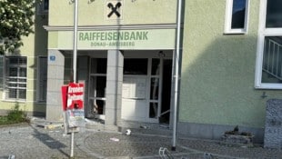 Trümmer vor der Bank in Neustift im Mühlkreis