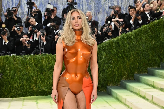 Kim Kardashian posierte Anfang der Woche im sexy Brustpanzer-Look am roten Teppich der Met-Gala. ...