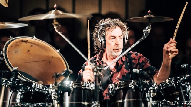 Drummer-Legende Simon Phillips in seinem natürlichen Habitat. Er prägt die Musikszene seit mehr ...
