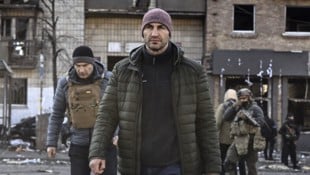 Von links: Kiews Bürgermeister Vitali Klitschko und der frühere Box-Weltmeister Wladimir ...