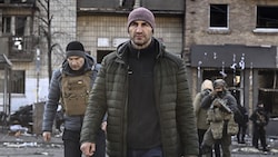 Von links: Kiews Bürgermeister Vitali Klitschko und der frühere Box-Weltmeister Wladimir ...