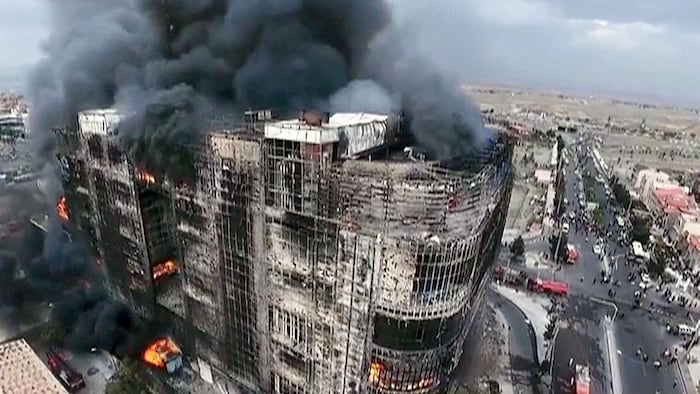 Die Flammen breiteten sich rasant über die Fassade aus.