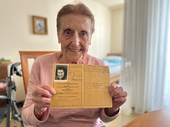 Frau Eva, Jahrgang 1927 (Zitat unten) zeigt ihren damaligen Ausweis.