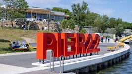 Die zwei Nachtschwärmer wollten sich während der Hitzewelle am Pier 22 auf der Wiener Donauinsel ...
