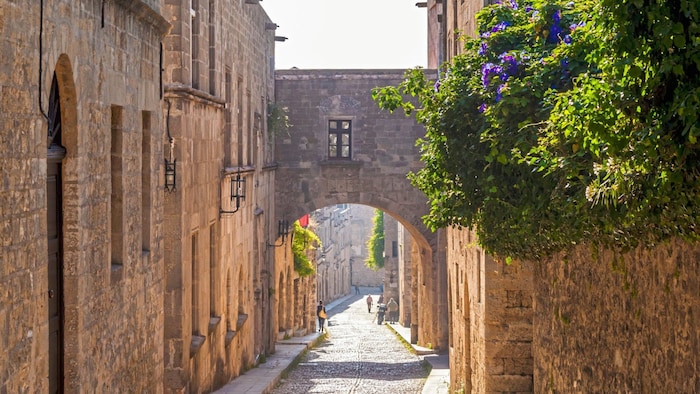 Die mittelalterliche Ritterstraße in der Hauptstadt Rhodos frühmorgens.
