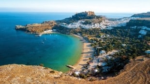 Lindos-Beach an der Südküste Rhodos: Wenn der Badeanzug das Sportoutfit ablöst, wartet am Strand ...