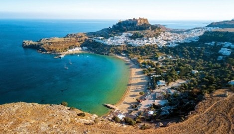 Lindos-Beach an der Südküste Rhodos: Wenn der Badeanzug das Sportoutfit ablöst, wartet am Strand ...