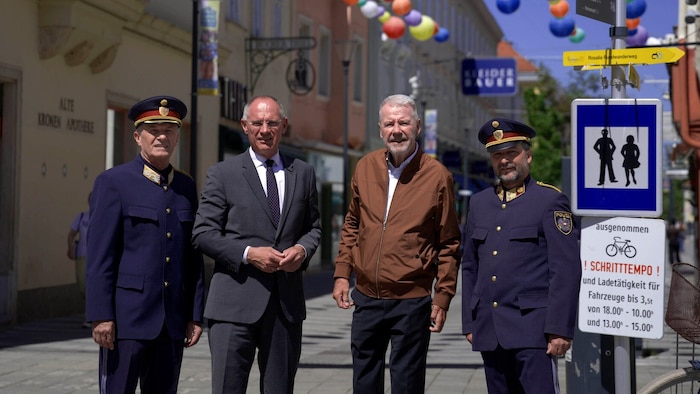 Innenminister Karner und Bürgermeister Schneeberger beim Loklaugenschein mit ...