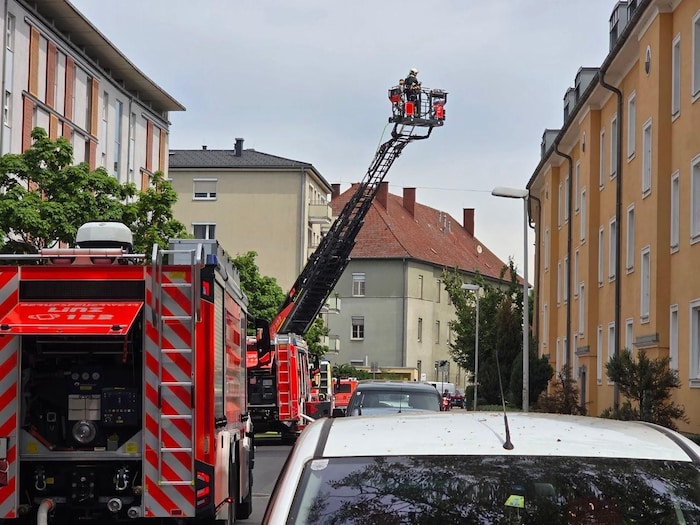 Mit der Drehleiter holten die Feuerwehrleute den Linzer vom Dach.