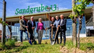 Winzerobmann Holzer (re.) mit Bürgermeister Peter Molnar(3. v. re.), Ökopionieren von Billa und ...