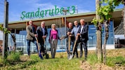Winzerobmann Holzer (re.) mit Bürgermeister Peter Molnar(3. v. re.), Ökopionieren von Billa und ...