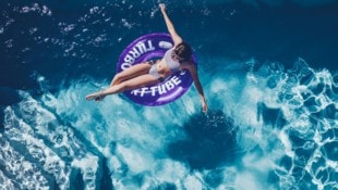 Immer mehr Swimmingpools finden den Weg in die heimischen Gärten und brauchen viel Wasser.