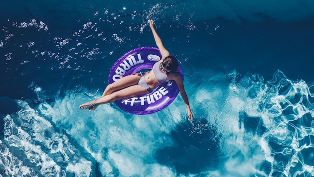 Immer mehr Swimmingpools finden den Weg in die heimischen Gärten und brauchen viel Wasser.