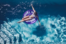 Immer mehr Swimmingpools finden den Weg in die heimischen Gärten und brauchen viel Wasser.