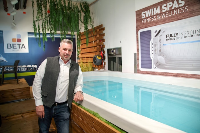 Roman Hofleithner verkauft Pools bei einem Fachgeschäft in Wals und gibt einen Einblick in ...
