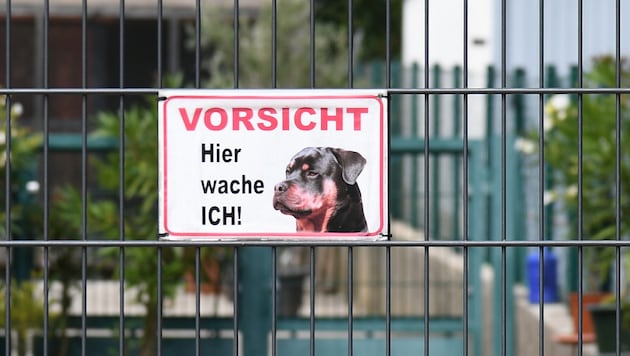 Die Wachhunde stellten den Eindringling – wenig später klickten die Handschellen. (Symbolbild)