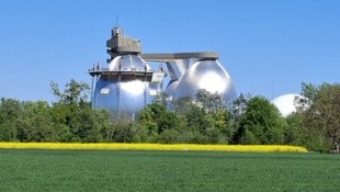 Die Kläranlage in Asten erstrahlt in neuem Glanz. Bei allen drei „Eiern“ wurde die ...