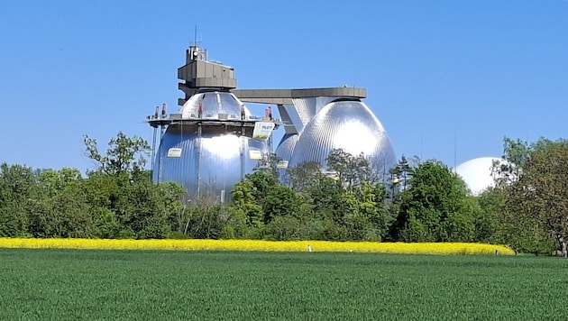 Die Kläranlage in Asten erstrahlt in neuem Glanz. Bei allen drei „Eiern“ wurde die ...