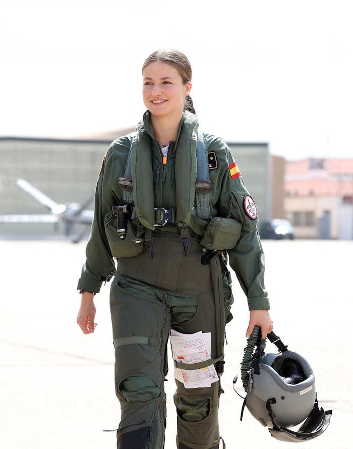 Kronprinzessin Leonor macht in der Pilotenmontur eine gute Figur.