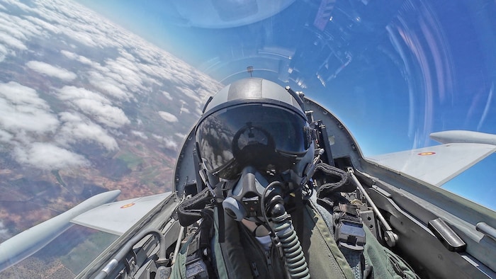 Bilder zeigen die Kronprinzessin zudem im Cockpit des Kampfjets.