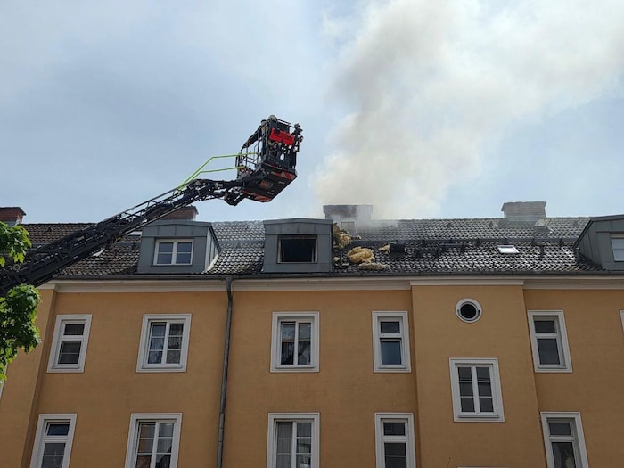 Mit der Drehleiter holten die Feuerwehrleute den Linzer vom Dach.