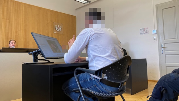 Der Angeklagte hat mehr als 50.000 Euro Schulden und sitzt derzeit eine längere Haftstrafe in ...