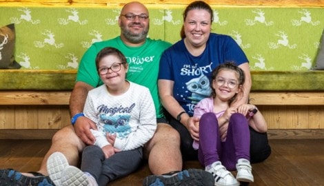 Die ganze Familie – Papa Christian, Mama Marina und Schwesterchen Emilia (5) – rücken in der ...
