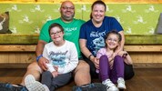 Die ganze Familie – Papa Christian, Mama Marina und Schwesterchen Emilia (5) – rücken in der ...