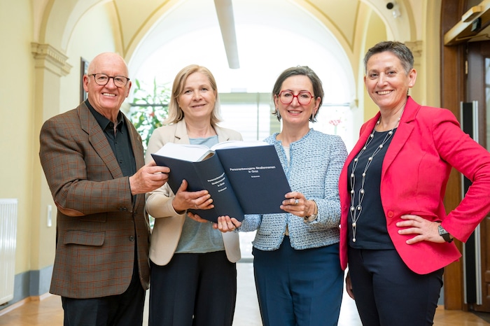 Stefan Karner, Vizebürgermeisterin Judith Schwentner, Barbara Stelzl-Marx und Elke Achleitner ...