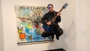 Alf Poier mit Cosmo-Stern bei der Eröffnung seiner Ausstellung in Wien