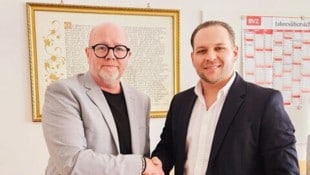 Jürgen Hofer (li.) begrüßt den neuen Amtmann Oliver Egert.