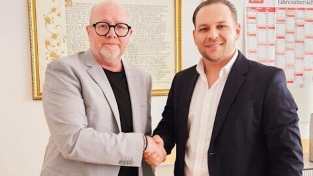 Jürgen Hofer (li.) begrüßt den neuen Amtmann Oliver Egert.